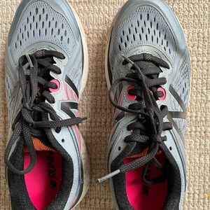 Women’s NEW BALANCE 860/v8 sneakers